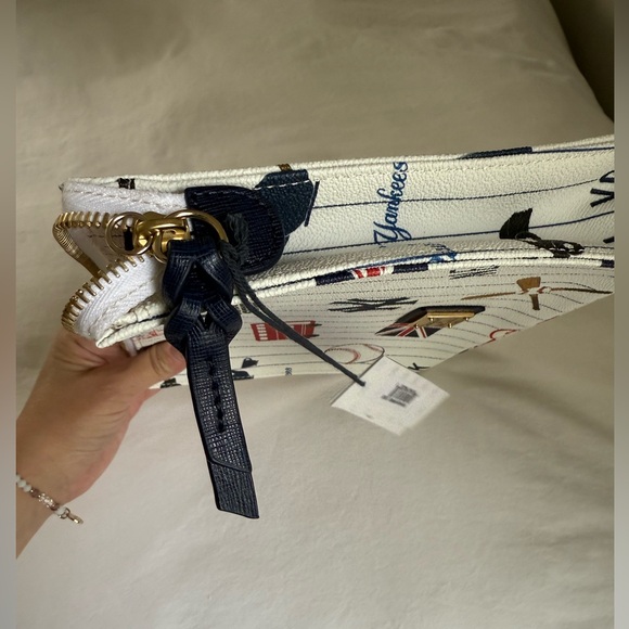 Limited Edition Dooney & Bourke 2019 New York Yankees London Series Pouch - Picture 6 of 6